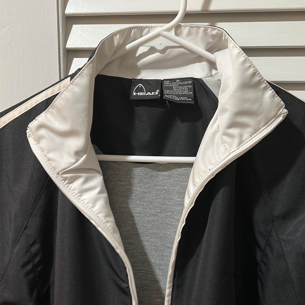 Size medium. Womens Full zip windbreaker